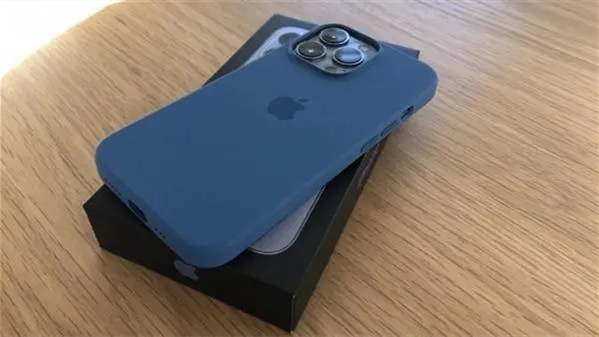 苹果iPhone13系列发售 北京三里屯苹果店外顾客冒雨排队